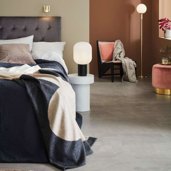 Stojąca LAMPA podłogowa MINNA 106867 Markslojd szklana OPRAWA do salonu kula ball mosiądz biała