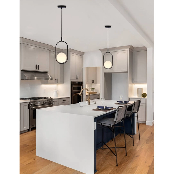 Czarna lampa wisząca Cordel szklana kula frame do sypialni