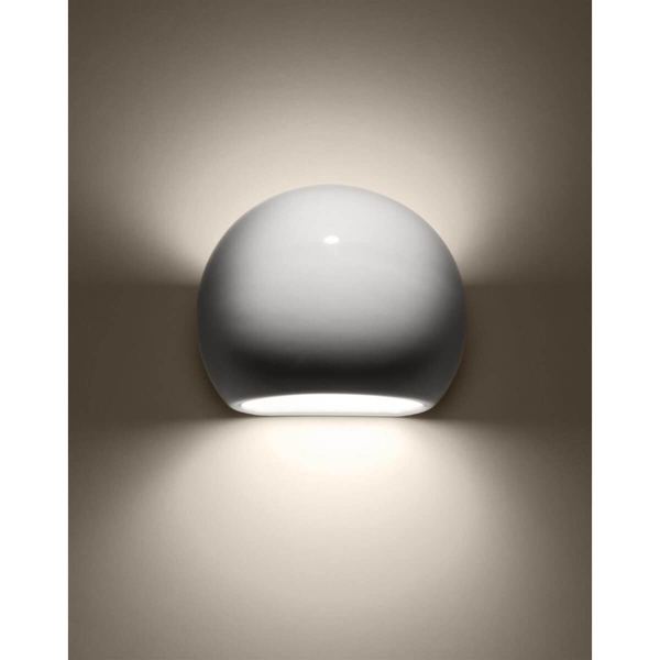 Biała lampa ścienna SL.1026 kulisty kinkiet do przedpokoju