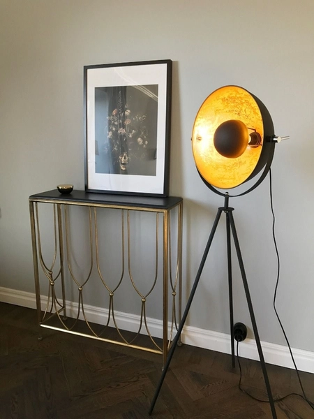 Industrialna lampa podłogowa Captain na trójnogu czarna