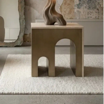 Stolik do nowoczesnych wnętrz KORI MM001501100378 złoty trawertyn 50cm