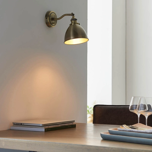 Regulowana lampa ścienna Franklin 98746 retro do czytania mosiądz