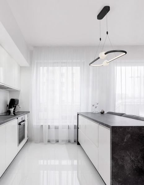 Owalna lampa wisząca Fria szklane kule LED 44,2W 3000K białe czarne