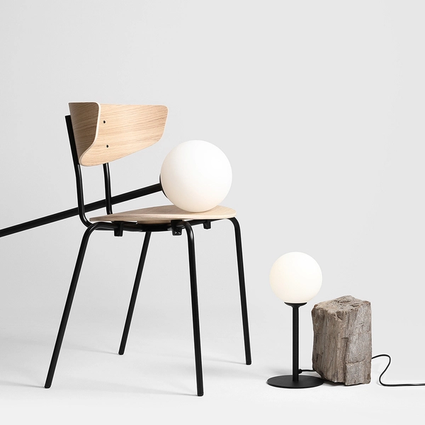 Czarna lampka stołowa Pinne 1080B1 Aldex kula sypialniana 1-płomienna