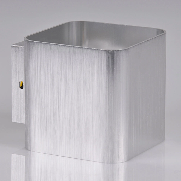 Srebrny kinkiet do sypialni Izar metalowa lampa cube