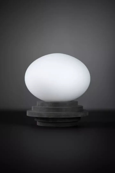 Gabinetowa lampa stojąca Amfi kulista na stół szara biała