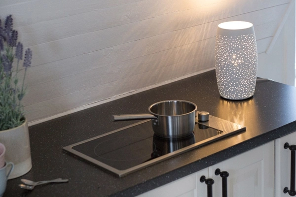 Metalowa lampa sypialniana Colby biała na komodę stojąca