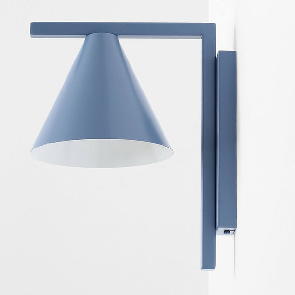 Geometryczna lampa ścienna FORM 1108C16 Aldex do sypialni niebieski