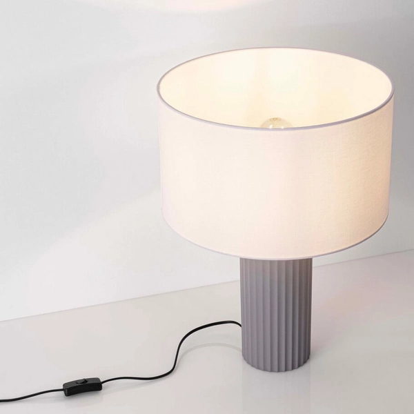 Abażurowa lampa stołowa TUMARAPI LE44687 z tkaniny szara biała