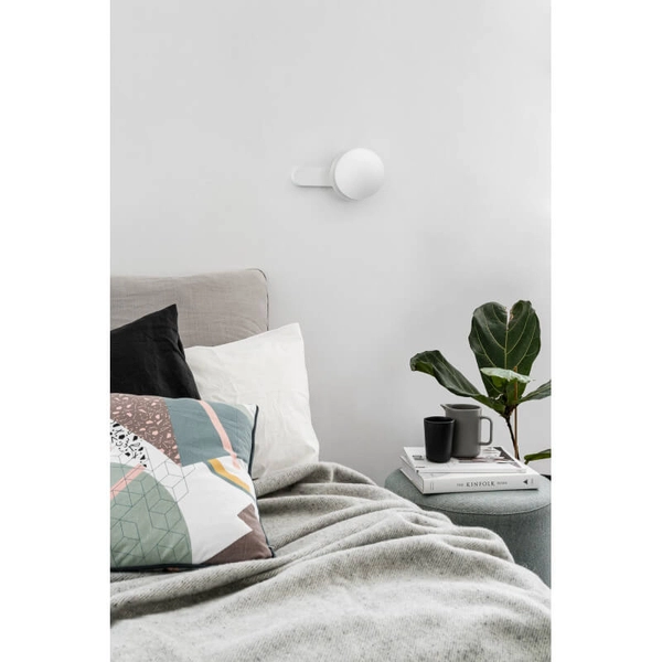 Ścienny kinkiet nad łóżko Kuul KLD11000 okrągły szklany biały