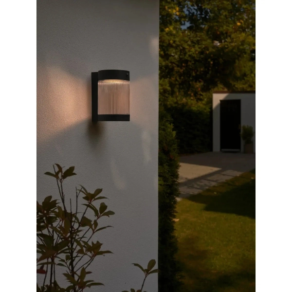 Solarny kinkiet ścienny tuba Coupar 2518201003 IP44 z czujnikiem czarny