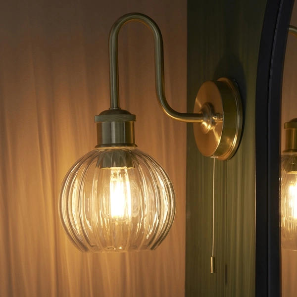 Lampa ścienna szklana kula L&-195507 Light& do czytania IP44 mosiądz