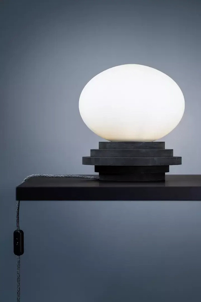Gabinetowa lampa stojąca Amfi kulista na stół szara biała