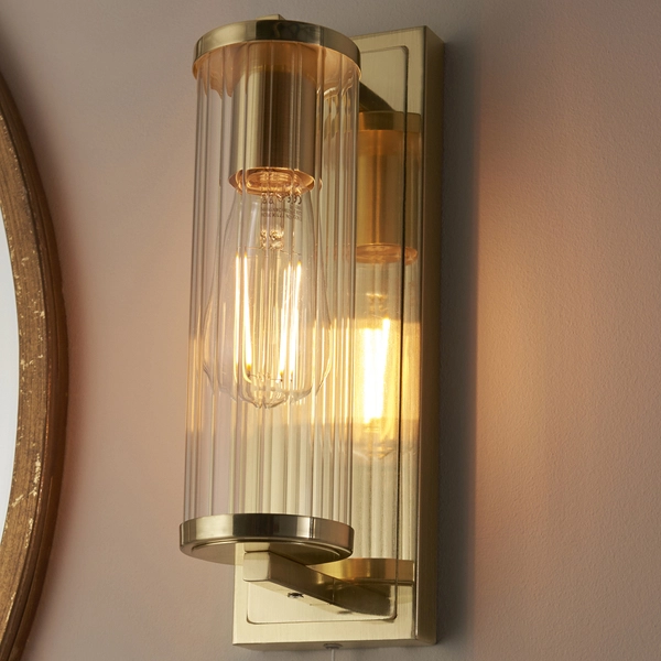 Łazienkowa lampa ścienna L&-194075 Light& tuba szklana IP44 mosiądz