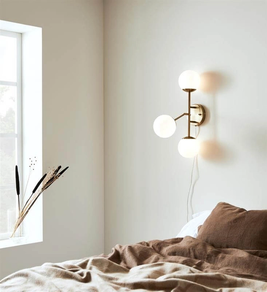 Modernistyczny kinkiet pokojowy Trinity ball mosiądz biały