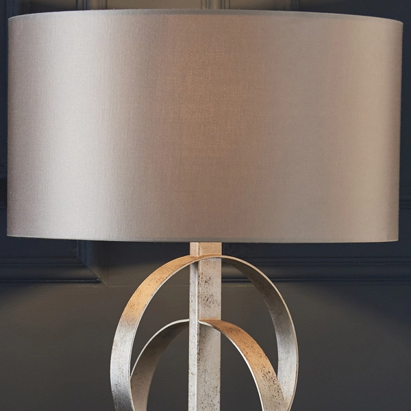 Stołowa lampa hampton L&-195217 Light& z abażurem antyczne srebro