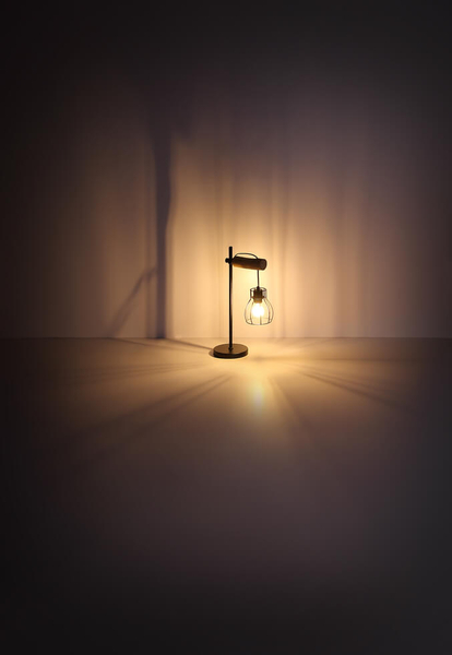 Biurkowa lampa Mina 15326TN do gabinetu czarna drewniana