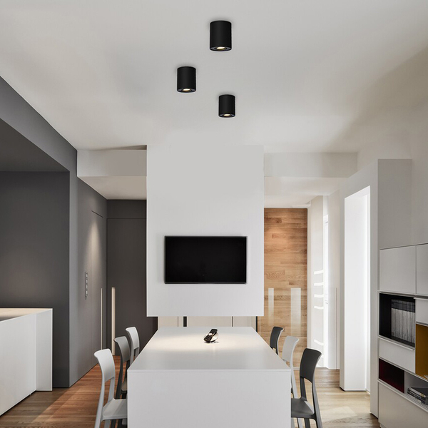 Minimalistyczny downlight natynkowy Kobald 2047 czarny spot nad blat