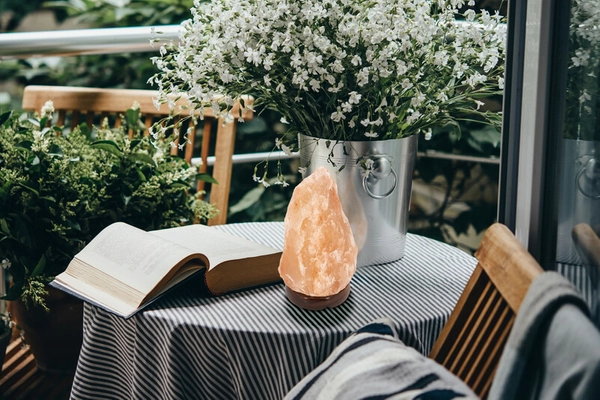 Ozdobna lampa z kamienia solnego Stone dekoracyjna na stół