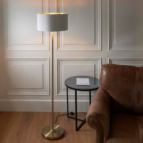 Tkaninowa lampa stojąca Highclere 112571 do salonu biała mosiądz