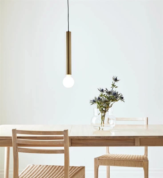 Salonowa lampa wisząca Sencillo metalowa tuba mosiądz