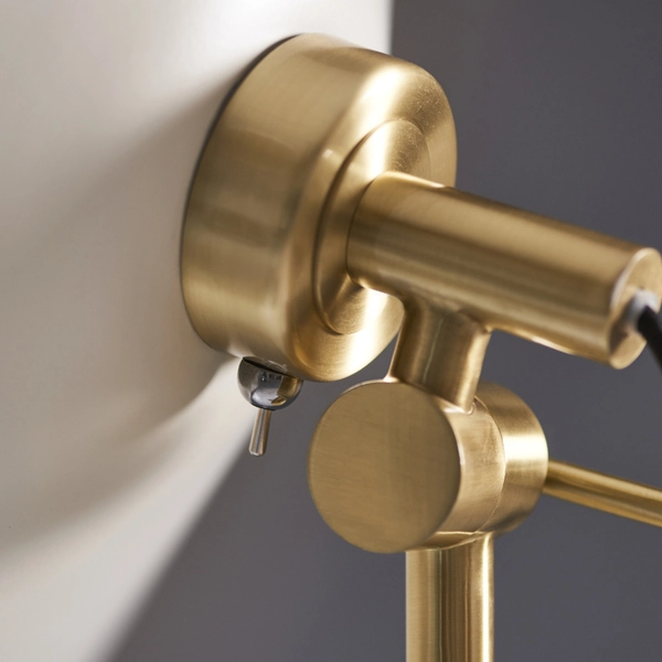 Podłogowa lampa na trójnogu L&-196563 Light& okrągła biała mosiądz