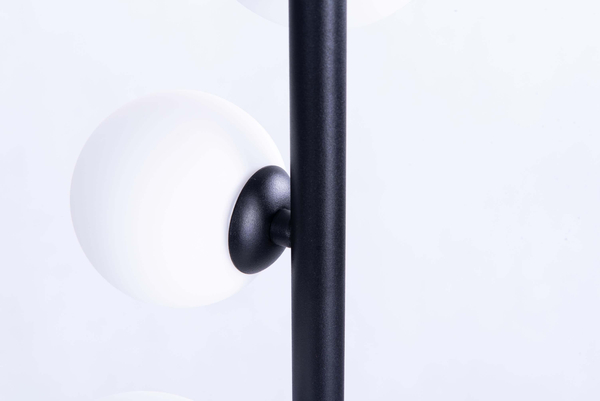 Podłogowa lampa do salonu Sybilla stojąca czarna biała