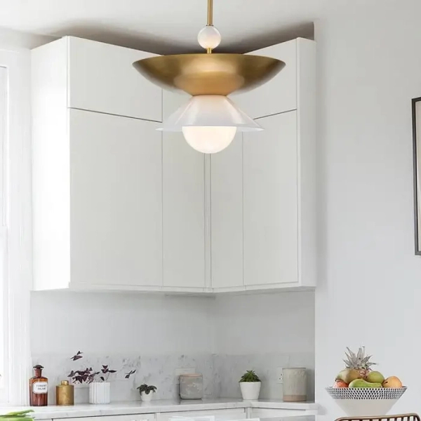 Wisząca lampa do salonu Saucer QN-SAUCER-4P-L-AB-OPAL kula mosiądz