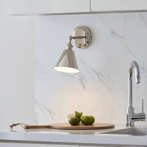 Regulowana lampa ścienna L&-198716 Light& metalowa srebrna