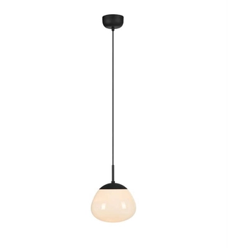 Loftowa lampa wisząca Rise nad kuchenną wyspę czarna biała